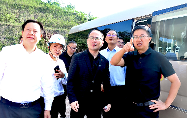 宜賓市南溪區(qū)委書記、南溪經(jīng)開區(qū)黨工委書記劉剛率隊調(diào)研遠(yuǎn)東宜賓智能產(chǎn)業(yè)園